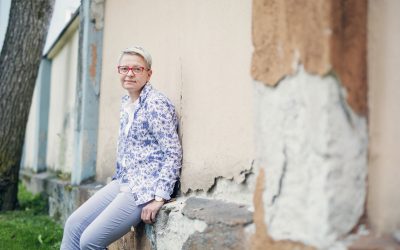 Viinanhuuruinen lapsuus ja Virpin oma päihderiippuvuus: ”Vasta raittiina sain käsiteltyä menneisyyttäni”. Miksi päihde- ja läheishoito ovat tärkeitä?
