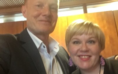 Mika Arramies luovutti ministeri Saarikolle toimenpide-ehdotuksen